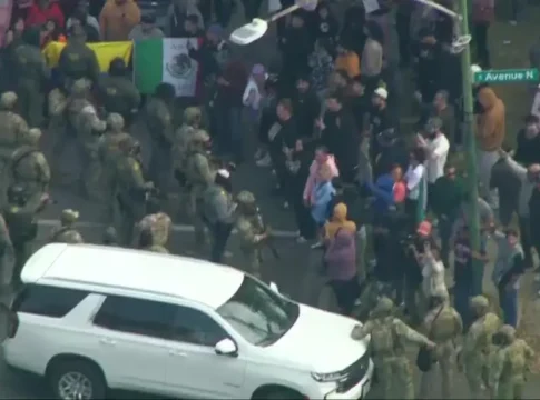 Столкновение федеральных агентов и толпы после ДТП на юго-востоке Чикаго