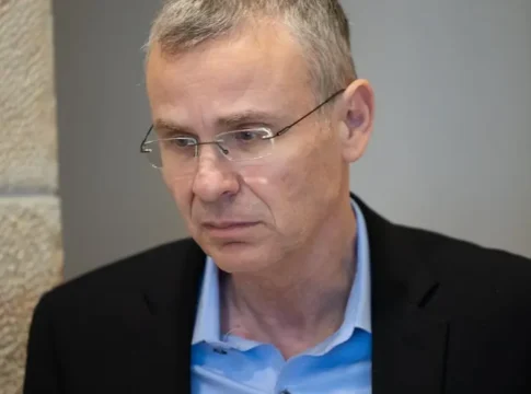 Левин намерен продвинуть закон, позволяющий политикам вмешиваться в судебные процессы