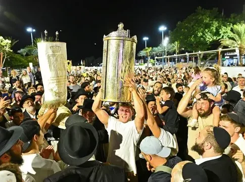 Тысячи людей на площади Независимости: Сладкий праздник Суккот в Нетании