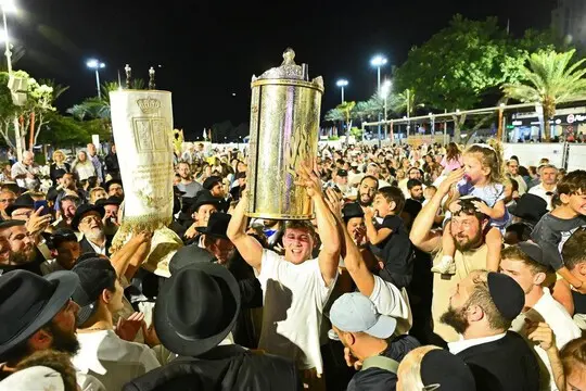 Тысячи людей на площади Независимости: Сладкий праздник Суккот в Нетании