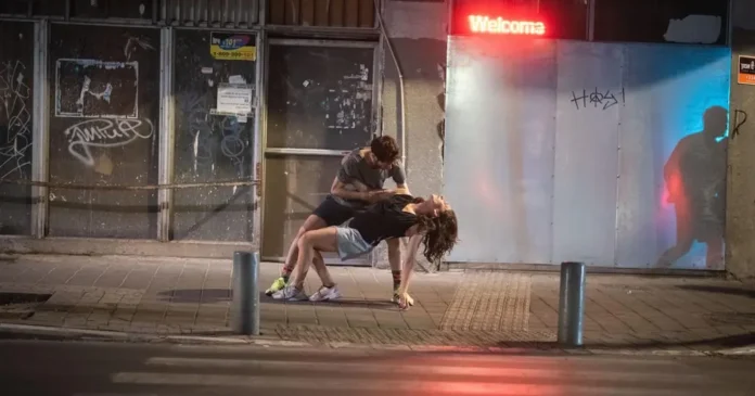 Тело на улице: Увлекательное театральное путешествие по Тель-Авиву