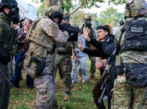 Американские власти заявляют о наградах за нападения на федеральных агентов