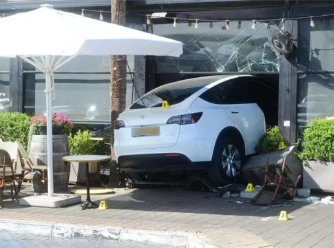 Авария в кафе: водитель Tesla потеряла управление, есть тяжелораненый