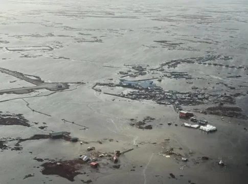 Аляска: сотни эвакуированы из разрушенных прибрежных деревень