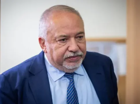 Адвокат Йоси Камисы: Либерман использует иммунитет, чтобы избежать расследования