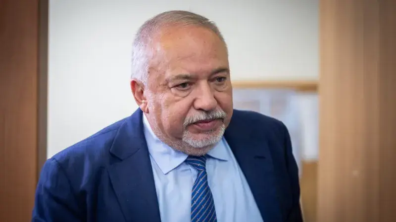 Адвокат Йоси Камисы: Либерман использует иммунитет, чтобы избежать расследования