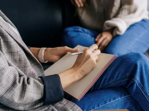 Женщина, называющая себя психологом, оказалась самозванкой