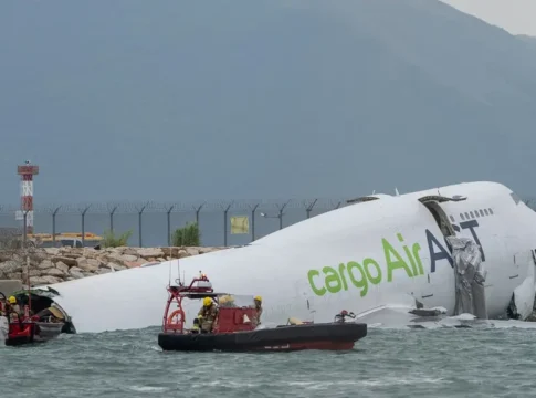 Два человека погибли после съезда грузового самолета с взлетной полосы в Гонконге