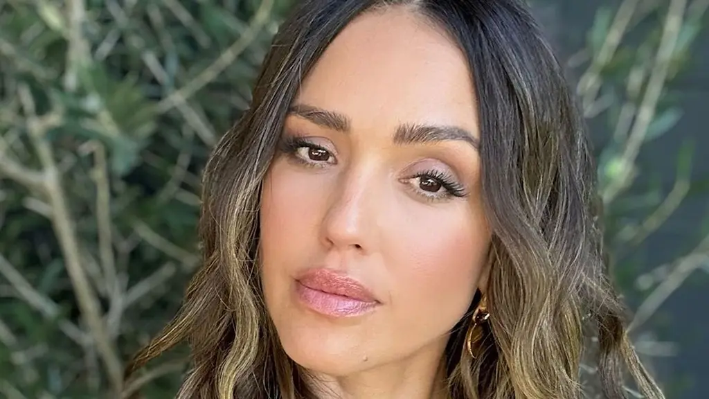 Джессика Альба поразила всех в облегающем бикини на фоне новых слухов о романе