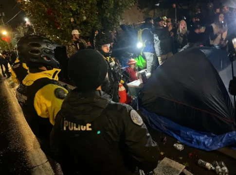 Полицейские Портленда расчистили лагерь у ICE и объявили о новых мерах контроля
