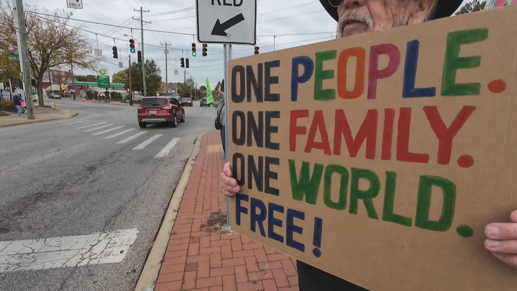 Активисты протестуют против рейдов ICE на западе Цинциннати