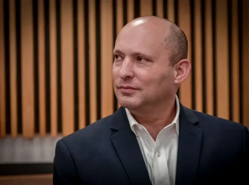 В Кнессете обсудят законопроект, направленный на ограничение участия Нафтали Бенета в выборах