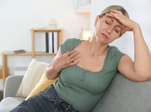 FDA одобрило новое негормональное средство от приливов у женщин в менопаузе