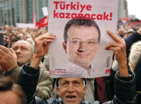 Турецкий суд отклонил попытку отстранить лидера оппозиции от должности