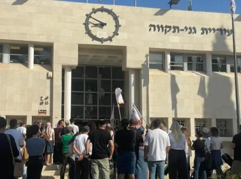 Ганей-Тиква: родители протестуют против угрозы закрытия школы «Шелахот Хабад»