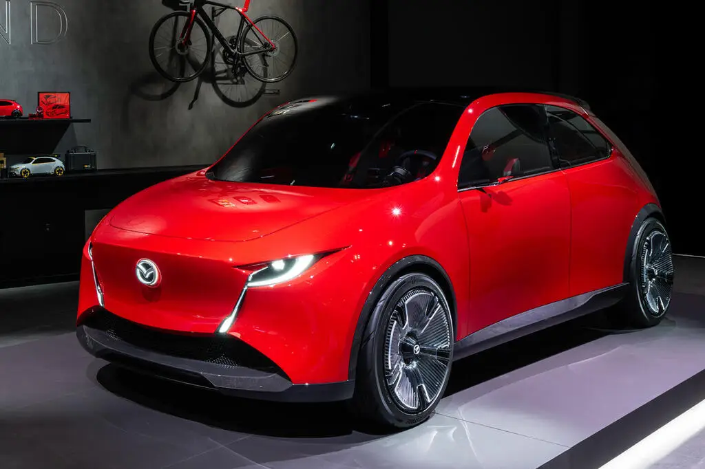 Mazda представила новые концепты: преемник Mazda 2 и флагманский Vision X‑Coupé