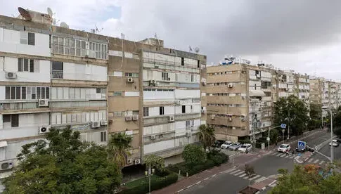 Жители Холона протестуют против проекта «пуш‑ин‑билд» в квартале Наот Рахель