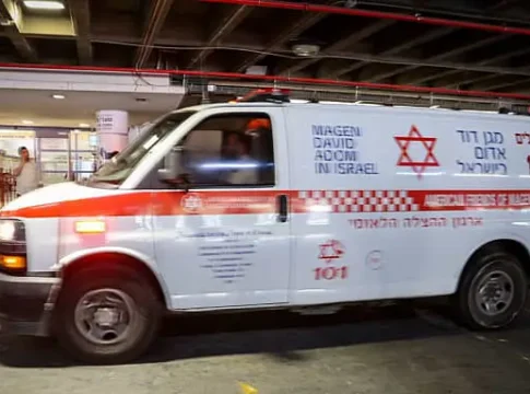 Полицейский тяжело ранен в ДТП с автобусом на въезде в Иерусалим на фоне митинга против призыва