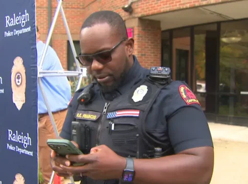 Полицейский из Роли ждет вестей от семьи в Ямайке после урагана Мелисса