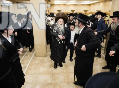 В Иерусалиме в синагоге «Бар Майим Хаим» установлен новый свиток Торы