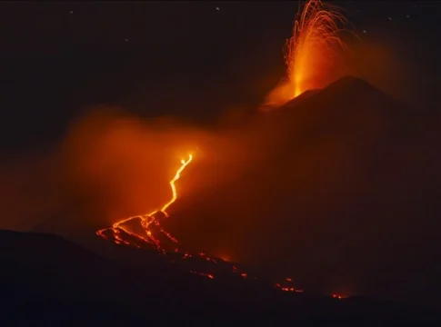 Извержение вулкана Индонезия