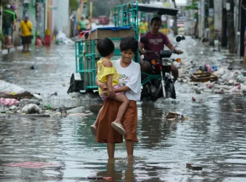 Тайфун «Фангвонг» покинул Филиппины, направляясь к Тайваню, унес жизни 18 человек