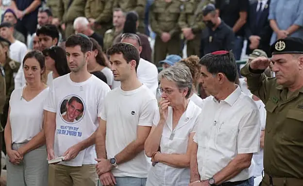 Израиль простился с лейтенантом Хадаром Голдином, вернувшимся домой спустя 11 лет