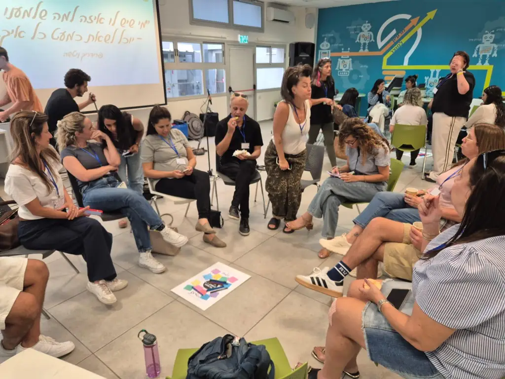 Художественная выставка о трудностях обучения и уроки без мобильных телефонов: новые образовательные инициативы в Холоне