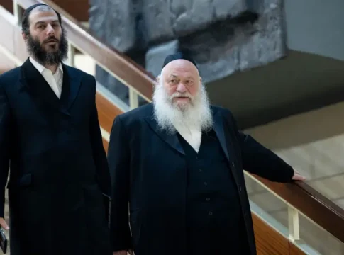 Экс-помощник экс-замминистра здравоохранения Израиля предстанет перед судом по обвинению в мошенничестве и злоупотреблении до