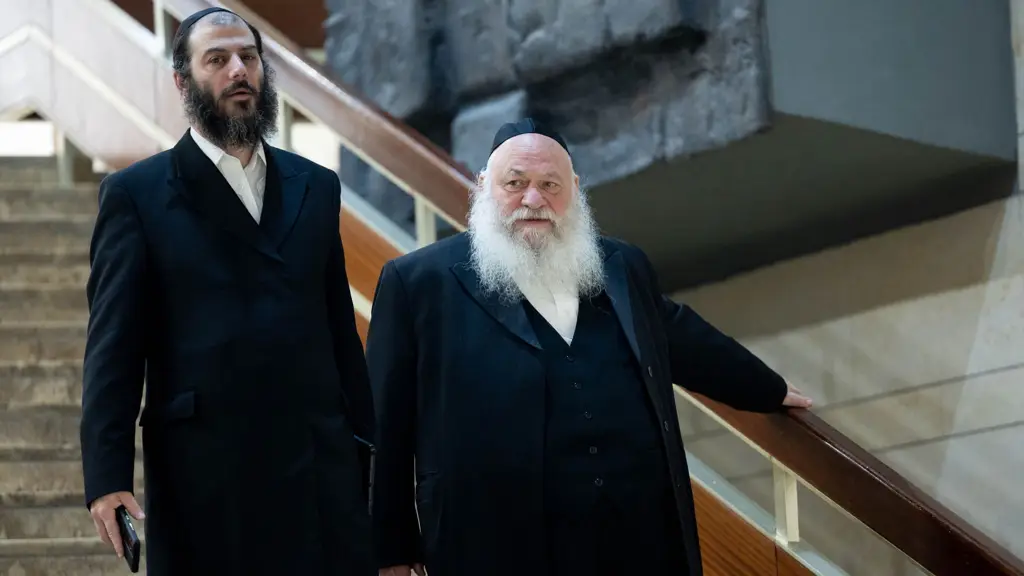 Экс-помощник экс-замминистра здравоохранения Израиля предстанет перед судом по обвинению в мошенничестве и злоупотреблении до