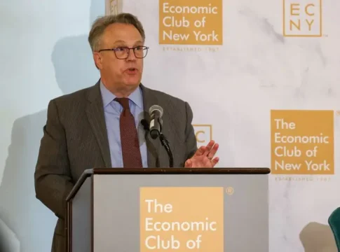 Глава ФРС Нью-Йорка: снижение ставок возможно без риска для инфляции