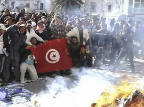 Журналисты в Тунисе протестуют против подавления свободы прессы