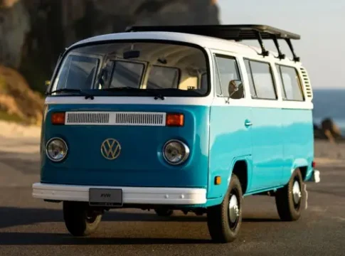 Легендарный VW Microbus, чудом уцелевший в калифорнийских пожарах, прошел полную реставрацию