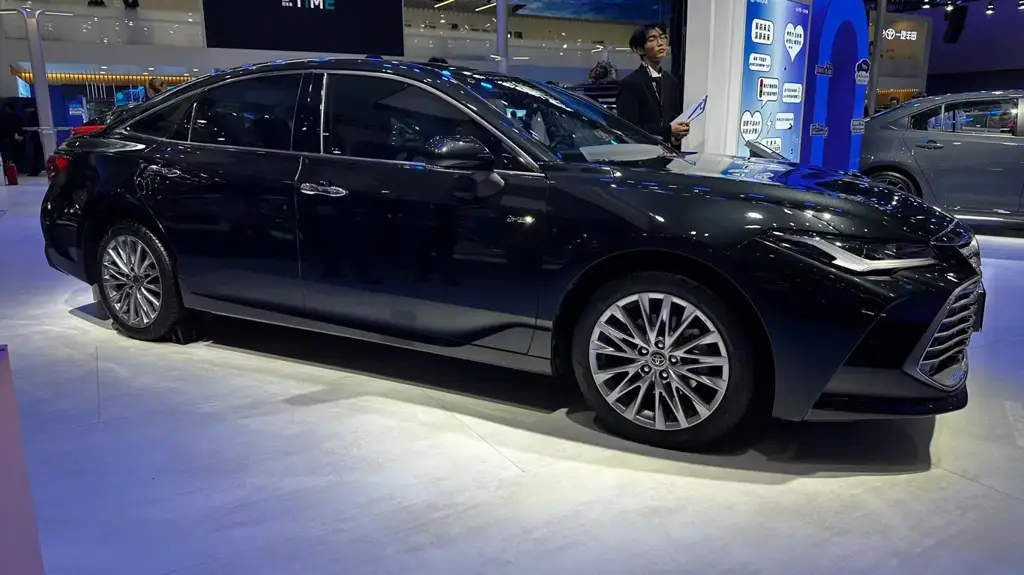 Toyota представила обновленные Avalon и Sienna на автосалоне в Гуанчжоу