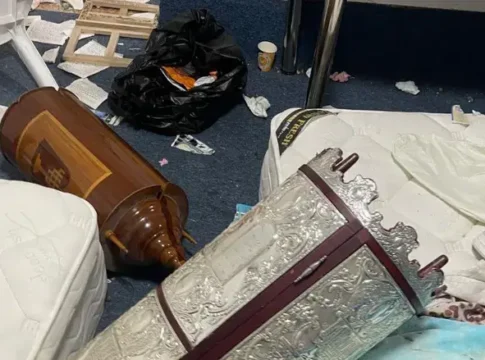 В Кадима-Цоран раввин призвал к посту после осквернения синагоги