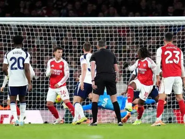 Хет-трик Аке, заставивший «Тоттенхэм» кусать локти: «Арсенал» одержал крупную победу в дерби