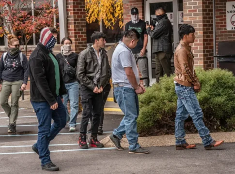 Иммиграционная служба США усиливает меры в судах Теннесси: аресты после рассмотрения дорожных штрафов