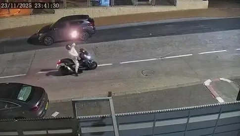 Шок в Шохаме: Неизвестный на мотоцикле обстрелял дом и бросил гранату