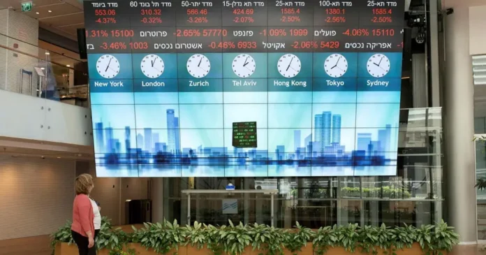 Фондовый рынок Израиля закрылся в минусе: страховой сектор и акции моды несут потери, доллар приближается к 3.30 шекелей