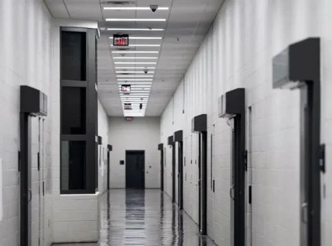 Менее 2% задержанных ICE в Северном Кентукки совершили насильственные преступления