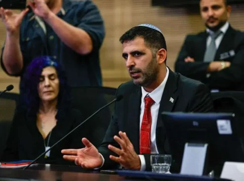 Кнессет одобрил полномочия министра связи по отмене вещания без судебного контроля