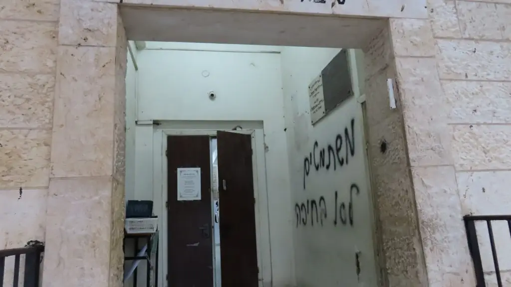 В Хайфе осквернен синагога: стены покрыты антирелигиозными граффити