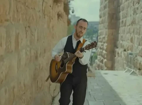 Скандал с разделением по полу на концерте: певец отменил женские билеты из-за протестов раввинов