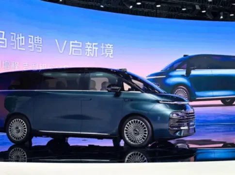 Минивэн Geely Galaxy V900 установил мировой рекорд Гиннесса, вместив 42 человека