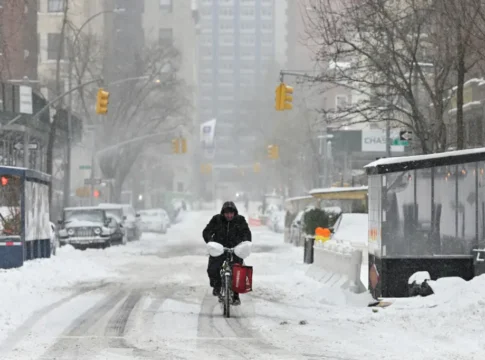 США: Зимняя буря угрожает планам миллионов путешественников в День Благодарения