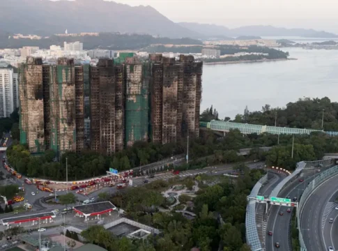 Число жертв пожара в Гонконге достигло 128 человек, задержаны еще 8 участников реконструкции