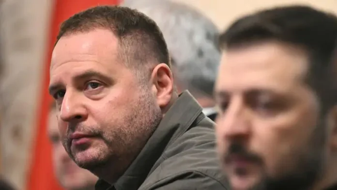 Отставка ключевого соратника Зеленского: испытание для президента или шаг к укреплению?