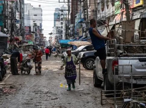 Премьер-министр Таиланда признал ошибки в реагировании на наводнения, число жертв растет