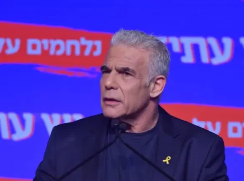 Яир Лапид обратился к президенту Герцогу с призывом не предоставлять Нетаньяху помилование без признания вины и ухода из поли