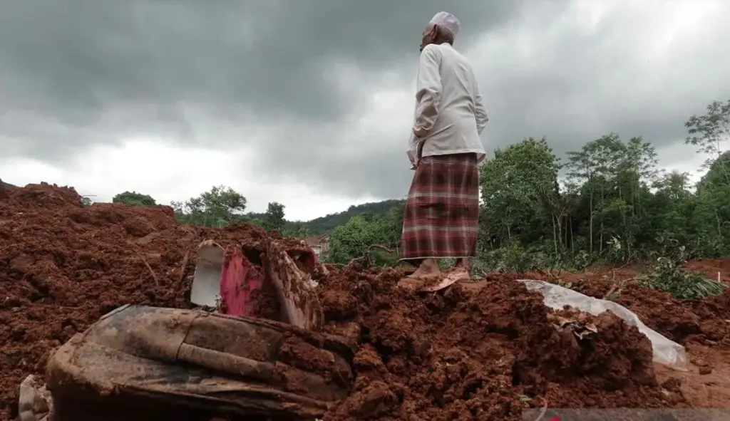 Эвакуация в Индонезии: 28 домохозяйств вывезены из зоны риска после оползня в Чилакапе